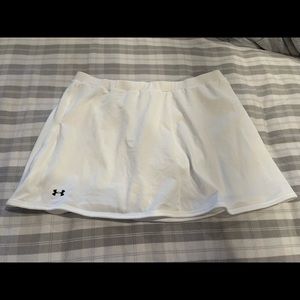 Women’s under Armour white athletic golf or tennis skort with pocket for ball